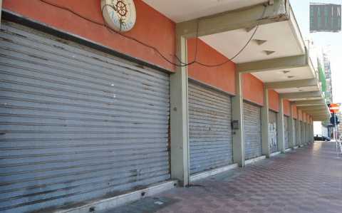 Bari, quelle decine di saracinesche abbassate di fronte a Pane e Pomodoro